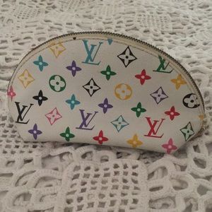 Luis Vuitton Cosmetic Bag I’m white and flowers pattern.